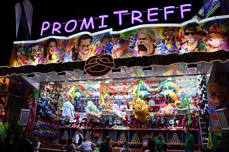 Oktoberfest 2023: Promi-Treff auf dem Oktoberfest - Ballwerfen auf 2 Etagen (Merkl)